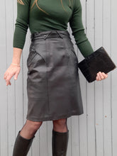 Charger l'image dans la galerie, Jupe vintage Avril - Cuir noir. Taille S, 36, 38. La Richarde. Made in France