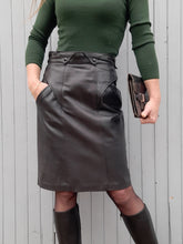Charger l'image dans la galerie, Jupe vintage Avril - Cuir noir. Taille S, 36, 38. La Richarde. Made in France