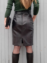 Charger l'image dans la galerie, Jupe vintage Avril - Cuir noir. Taille S, 36, 38. La Richarde. Made in France