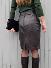 Charger l'image dans la galerie, Jupe vintage Avril - Cuir noir. Taille S, 36, 38. La Richarde. Made in France