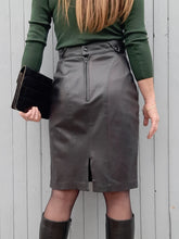 Charger l'image dans la galerie, Jupe vintage Avril - Cuir noir. Taille S, 36, 38. La Richarde. Made in France