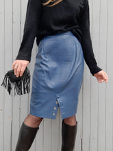 Charger l'image dans la galerie, Jupe vintage Charline - Cuir bleu à empiècement surpiqué. Taille M, 38, 40.