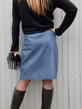 Charger l'image dans la galerie, Jupe vintage Charline - Cuir bleu à empiècement surpiqué. Taille M, 38, 40.