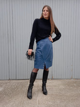 Charger l'image dans la galerie, Jupe vintage Charline - Cuir bleu à empiècement surpiqué. Taille M, 38, 40.