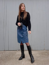 Charger l'image dans la galerie, Jupe vintage Charline - Cuir bleu à empiècement surpiqué. Taille M, 38, 40.