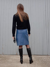 Charger l'image dans la galerie, Jupe vintage Charline - Cuir bleu à empiècement surpiqué. Taille M, 38, 40.