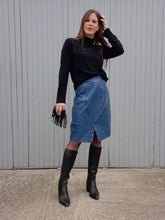 Charger l'image dans la galerie, Jupe vintage Charline - Cuir bleu à empiècement surpiqué. Taille M, 38, 40.