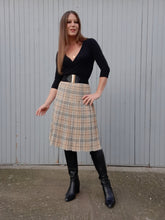 Charger l'image dans la galerie, Jupe vintage Emiliene - Tartan beige et gris. Coupe midi plissée. Taille S, 36, 38.