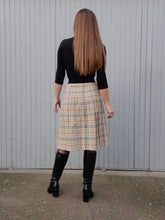 Charger l'image dans la galerie, Jupe vintage Emiliene - Tartan beige et gris. Coupe midi plissée. Taille S, 36, 38.