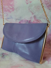 Charger l'image dans la galerie, Pochette vintage Alice - Cuir mauve à rabat. Magnaviale. Made in France