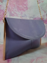 Charger l'image dans la galerie, Pochette vintage Alice - Cuir mauve à rabat. Magnaviale. Made in France