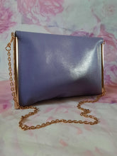 Charger l'image dans la galerie, Pochette vintage Alice - Cuir mauve à rabat. Magnaviale. Made in France