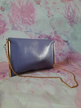 Charger l'image dans la galerie, Pochette vintage Alice - Cuir mauve à rabat. Magnaviale. Made in France