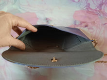 Charger l'image dans la galerie, Pochette vintage Alice - Cuir mauve à rabat. Magnaviale. Made in France