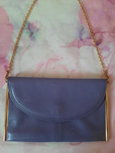 Charger l'image dans la galerie, Pochette vintage Alice - Cuir mauve à rabat. Magnaviale. Made in France