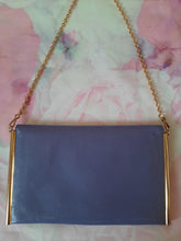 Charger l'image dans la galerie, Pochette vintage Alice - Cuir mauve à rabat. Magnaviale. Made in France