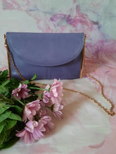 Charger l'image dans la galerie, Pochette vintage Alice - Cuir mauve à rabat. Magnaviale. Made in France