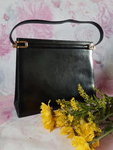 Charger l'image dans la galerie, Sac vintage Clarence - Forme trapèze en cuir noir.