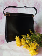 Charger l'image dans la galerie, Sac vintage Clarence - Forme trapèze en cuir noir.
