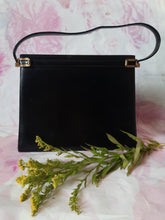 Charger l'image dans la galerie, Sac vintage Clarence - Forme trapèze en cuir noir.