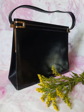 Charger l'image dans la galerie, Sac vintage Clarence - Forme trapèze en cuir noir.
