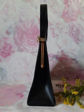 Charger l'image dans la galerie, Sac vintage Clarence - Forme trapèze en cuir noir.