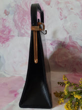 Charger l'image dans la galerie, Sac vintage Clarence - Forme trapèze en cuir noir.