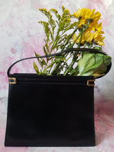 Charger l'image dans la galerie, Sac vintage Clarence - Forme trapèze en cuir noir.