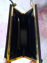 Charger l'image dans la galerie, Sac vintage Clarence - Forme trapèze en cuir noir.