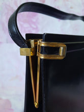 Charger l'image dans la galerie, Sac vintage Clarence - Forme trapèze en cuir noir.