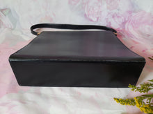 Charger l'image dans la galerie, Sac vintage Clarence - Forme trapèze en cuir noir.