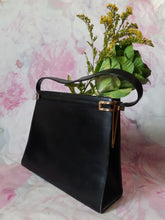 Charger l'image dans la galerie, Sac vintage Clarence - Forme trapèze en cuir noir.