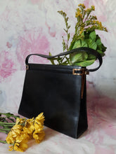 Charger l'image dans la galerie, Sac vintage Clarence - Forme trapèze en cuir noir.
