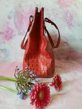 Charger l'image dans la galerie, Sac vintage Éléonore - En cuir souple rouille orangé. Furla.