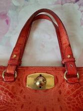 Charger l'image dans la galerie, Sac vintage Éléonore - En cuir souple rouille orangé. Furla.