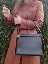 Charger l'image dans la galerie, Sac vintage Clarence - Forme trapèze en cuir noir.