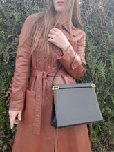 Charger l'image dans la galerie, Sac vintage Clarence - Forme trapèze en cuir noir.