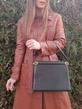Charger l'image dans la galerie, Sac vintage Clarence - Forme trapèze en cuir noir.