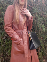 Charger l'image dans la galerie, Sac vintage Clarence - Forme trapèze en cuir noir.