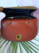 Charger l'image dans la galerie, Sac vintage Lucia - Forme lune en daim et cuir marron.