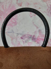 Charger l'image dans la galerie, Sac vintage Lucia - Forme lune en daim et cuir marron.