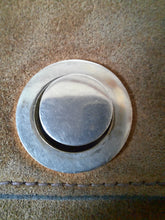 Charger l'image dans la galerie, Sac vintage Lucia - Forme lune en daim et cuir marron.
