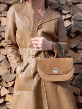 Charger l'image dans la galerie, Sac vintage Lucia - Forme lune en daim et cuir marron.