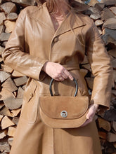 Charger l'image dans la galerie, Sac vintage Lucia - Forme lune en daim et cuir marron.