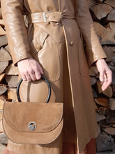 Charger l'image dans la galerie, Sac vintage Lucia - Forme lune en daim et cuir marron.