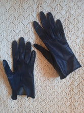 Charger l'image dans la galerie, Gants vintage Madeleine - Cuir de chevreau bleu nuit. Taille 5,5.