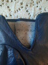 Charger l'image dans la galerie, Gants vintage Madeleine - Cuir de chevreau bleu nuit. Taille 5,5.