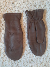 Charger l'image dans la galerie, Moufles vintage Linette - Simili-cuir marron et détails de surpiqûres en V. Taille 7.