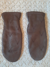 Charger l'image dans la galerie, Moufles vintage Linette - Simili-cuir marron et détails de surpiqûres en V. Taille 7.