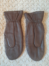 Charger l'image dans la galerie, Moufles vintage Linette - Simili-cuir marron et détails de surpiqûres en V. Taille 7.